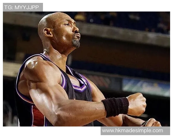 球星足球运动员腹肌训练与身体管理的完美呈现 球星足球运动员腹肌训练与身体管理的完美呈现