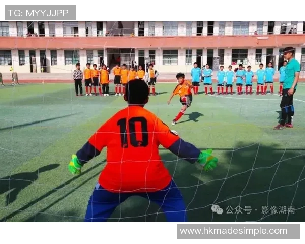 追光而行的背影记录绿茵场上不屈的足球灵魂 追光而行的背影记录绿茵场上不屈的足球灵魂